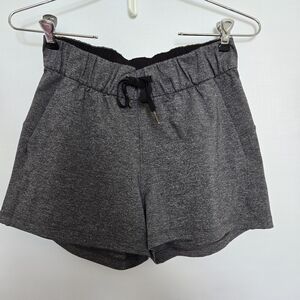 LULULEMON WOMEN'S 'ON THE FLY' SHORTS HEATHER BLACK PULL-ON (SIZE 4)